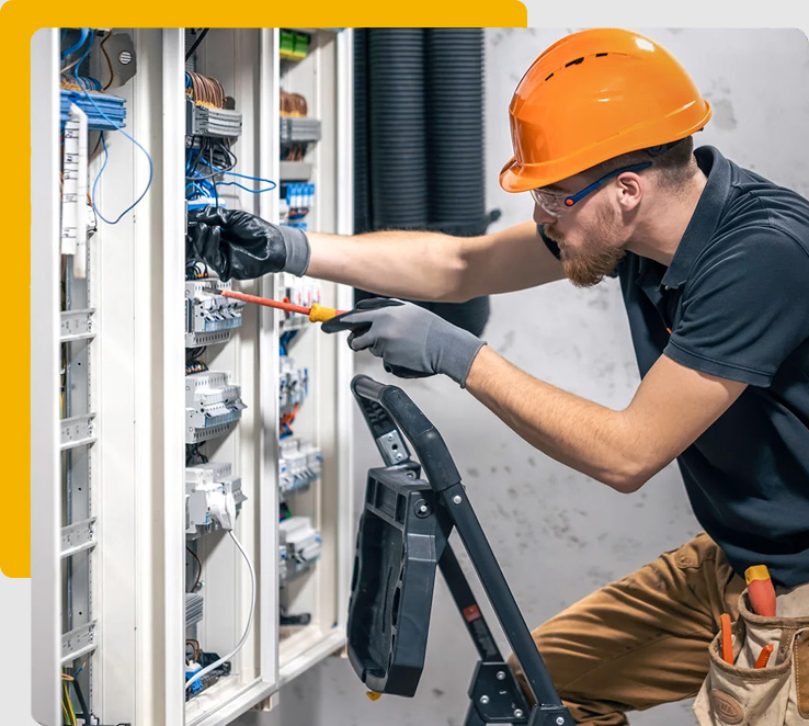 Electricista con instalación eléctrica